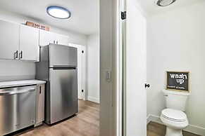 The Cottages: Ski-in/out Retreat - Hike & Explore!