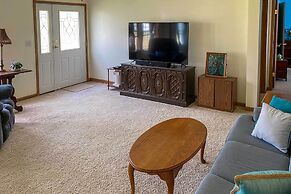 Warm & Inviting Family Home - 2 Mi to Golf Course!