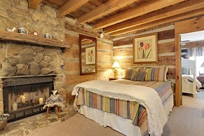 Outdoorsmens Paradise on River w/ Fire Pit!