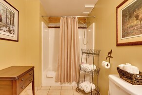 Outdoorsmens Paradise on River w/ Fire Pit!