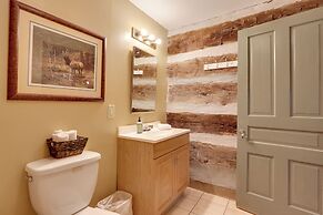 Outdoorsmens Paradise on River w/ Fire Pit!