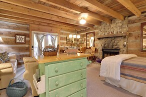 Outdoorsmens Paradise on River w/ Fire Pit!