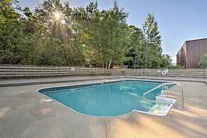 Lake Getaway: Walk Across Street to Private Beach!