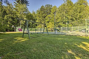 Lake Getaway: Walk Across Street to Private Beach!