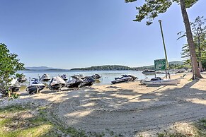 Lake Getaway: Walk Across Street to Private Beach!
