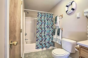 Lake Getaway: Walk Across Street to Private Beach!
