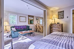 Lake Getaway: Walk Across Street to Private Beach!