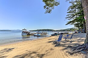 Lake Getaway: Walk Across Street to Private Beach!