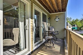 Lake Getaway: Walk Across Street to Private Beach!