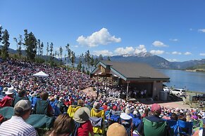 Lakefront Dillon Condo w/ Pool Access: Near Skiing