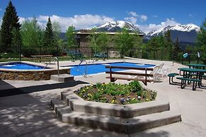 Lakefront Dillon Condo w/ Pool Access: Near Skiing