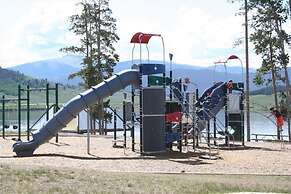 Lakefront Dillon Condo w/ Pool Access: Near Skiing