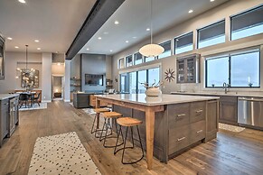 Lavish Lake Chelan Escape: Pool & Panoramic Views