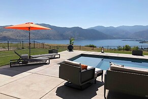 Lavish Lake Chelan Escape: Pool & Panoramic Views