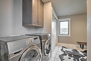 Lavish Lake Chelan Escape: Pool & Panoramic Views