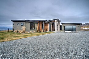 Lavish Lake Chelan Escape: Pool & Panoramic Views