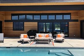 Lavish Lake Chelan Escape: Pool & Panoramic Views