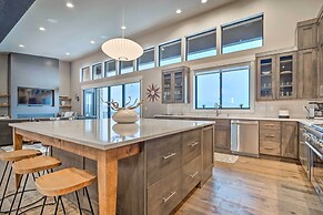 Lavish Lake Chelan Escape: Pool & Panoramic Views