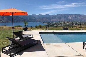 Lavish Lake Chelan Escape: Pool & Panoramic Views