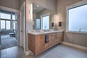 Lavish Lake Chelan Escape: Pool & Panoramic Views