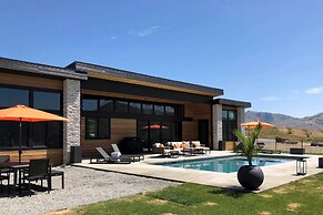 Lavish Lake Chelan Escape: Pool & Panoramic Views