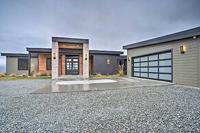 Lavish Lake Chelan Escape: Pool & Panoramic Views