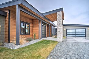 Lavish Lake Chelan Escape: Pool & Panoramic Views