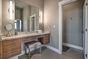 Lavish Lake Chelan Escape: Pool & Panoramic Views