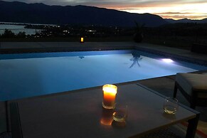 Lavish Lake Chelan Escape: Pool & Panoramic Views