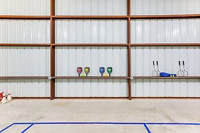 14-acre Terrell Ranch Escape w/ Pool & Fire Pit!