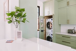 Sacramento Guest House w/ Patio ~ 5 Mi to Downtown