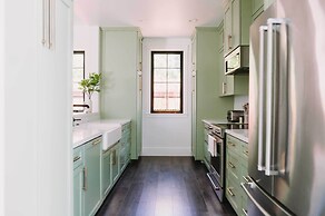 Sacramento Guest House w/ Patio ~ 5 Mi to Downtown