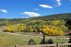 Hillside Cripple Creek Cabin w/ Hot Tub, Mtn Views
