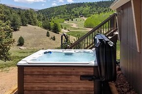 Hillside Cripple Creek Cabin w/ Hot Tub, Mtn Views