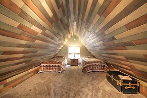 Hillside Cripple Creek Cabin w/ Hot Tub, Mtn Views