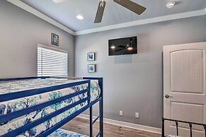 Walk to Shore: Crystal Beach Home w/ Deck + Grill!