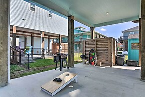 Walk to Shore: Crystal Beach Home w/ Deck + Grill!