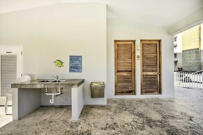 Breezy Condo w/ Ocean View Balcony: Walk to Beach!