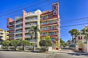 Breezy Condo w/ Ocean View Balcony: Walk to Beach!