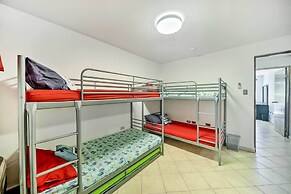 Breezy Condo w/ Ocean View Balcony: Walk to Beach!