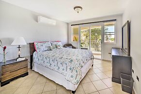 Breezy Condo w/ Ocean View Balcony: Walk to Beach!