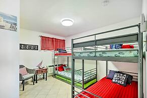 Breezy Condo w/ Ocean View Balcony: Walk to Beach!