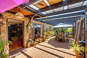 Bohemian Wonderland: Benicia Bungalow w/ Pergola!