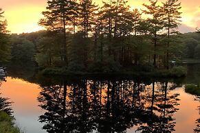 Lakefront Poconos Retreat w/ Hot Tub, Near Hiking!