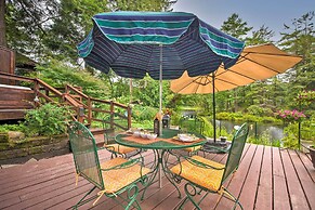 Lakefront Poconos Retreat w/ Hot Tub, Near Hiking!