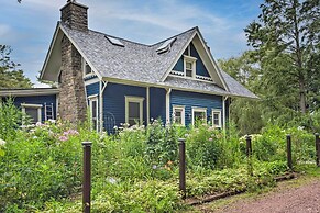 Lakefront Poconos Retreat w/ Hot Tub, Near Hiking!