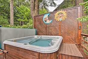 Lakefront Poconos Retreat w/ Hot Tub, Near Hiking!