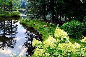 Lakefront Poconos Retreat w/ Hot Tub, Near Hiking!