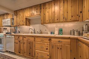 Lakefront Poconos Retreat w/ Hot Tub, Near Hiking!