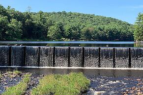 Lakefront Poconos Retreat w/ Hot Tub, Near Hiking!